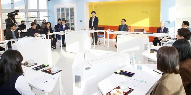 김대중 전남교육감과 해룡중학교 교육가족들이 ‘AI기반 교육과 인성교육 조화 방안’을 주제로 차담회를 하고 있다.
