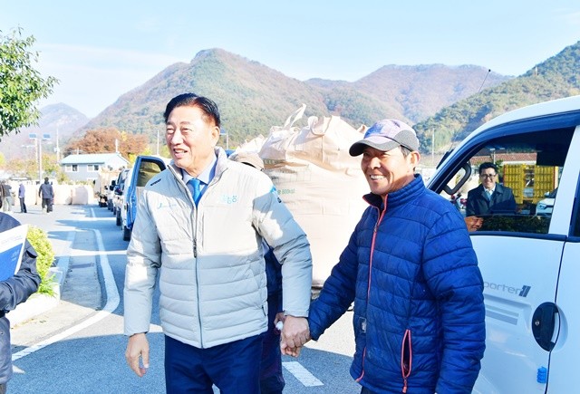 김한종 장성군수(좌측)가 17일 북하면 쌀 수매 현장을 방문해 농업인들에게 감사 인사를 전했다. 장성군 제공
