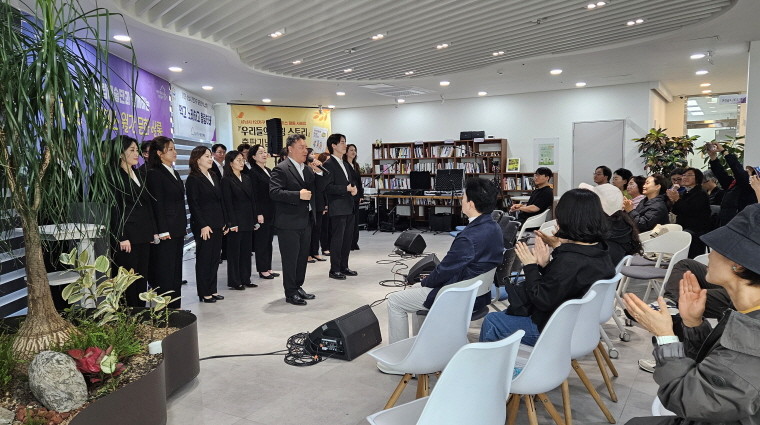 지난달 25일 성남시 중원구 하대원동 1인가구 힐링 스페이스에서 진행한 월간 문화 살롱 행사 때 시립합창단 공연 모습. / 성남시