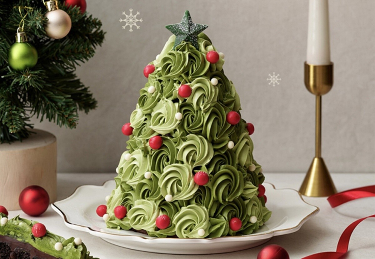 스타벅스 코리아가 선보인 '조선델리 노엘 트리 케이크' 모습. 스타벅스 코리아가 조선호텔과 손잡고 내놓은 크리스마스 케이크 '조선델리 노엘 트리 케이크'가 판매를 시작한 지 약 20분 만에 완판됐다. 해당 케이크 가격은 9만 9000원이지만 30만~50만 원에 판매하는 유명 호텔 케이크와 비교해 가성비가 좋다고 소문이 나면서 조기에 완판된 것으로 전해졌다. / 스타벅스 코리아 제공