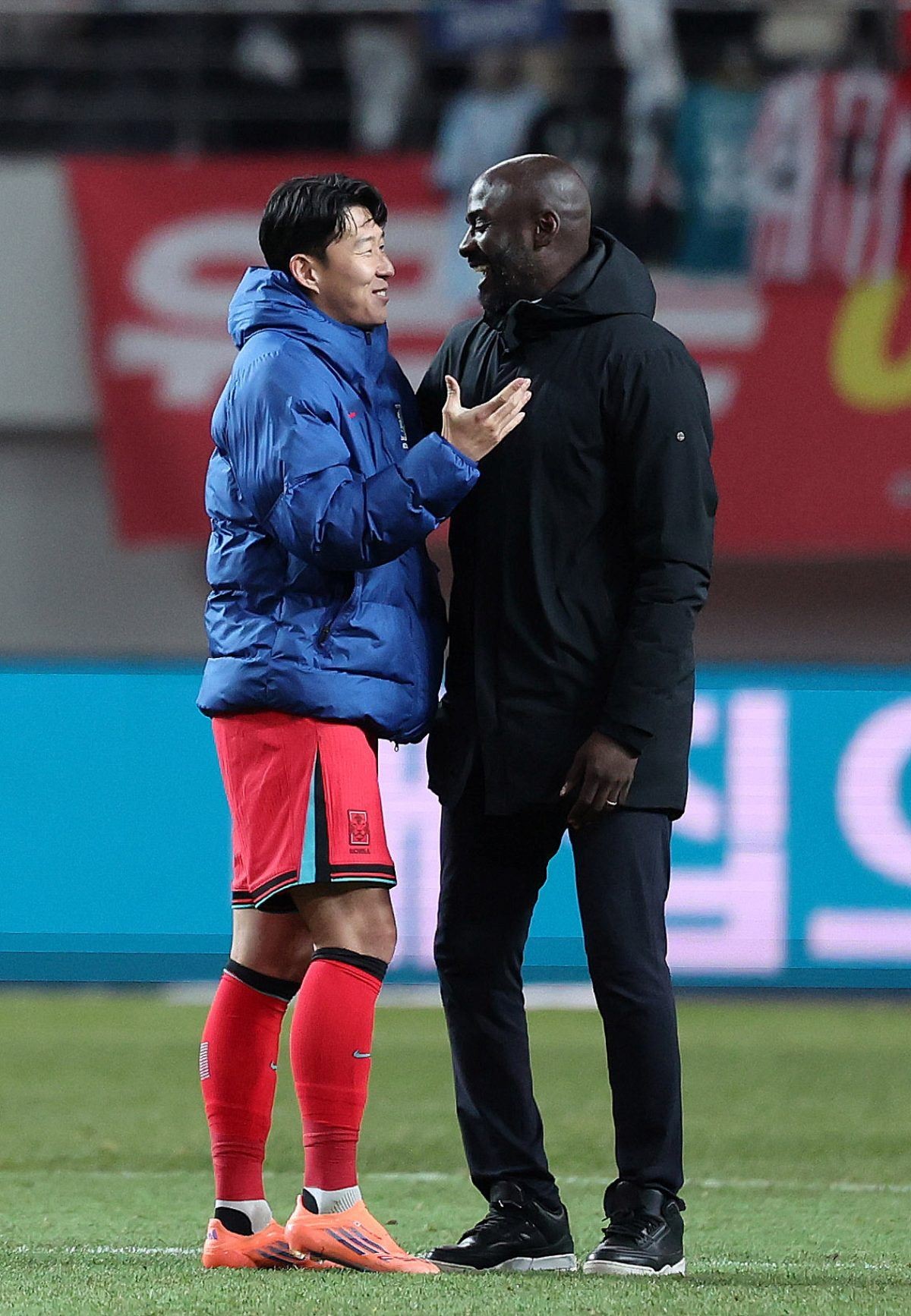 손흥민과 인사 나누는 가나 오토 아도 감독. / 뉴스1