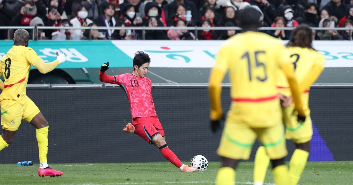 지난 18일 서울 마포구 서울월드컵경기장에서 열린 ‘하나은행 초청 국가대표팀 친선경기’ 대한민국과 가나의 경기에서 대한민국 이강인이 환상적인 크로스를 하고 있다. 이날 이강인의 도움과 함께 이태석은 이번 가나전 득점으로 A매치 데뷔골에 성공했다. / 뉴스1