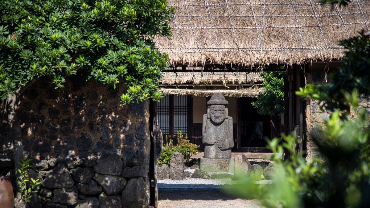 제주 성읍마을. / Peerapat Lekkla-shutterstock.com
