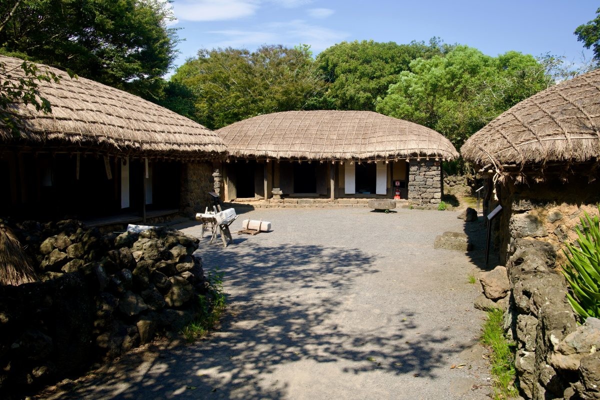 제주민속촌. / Korea by Bike-shutterstock.com