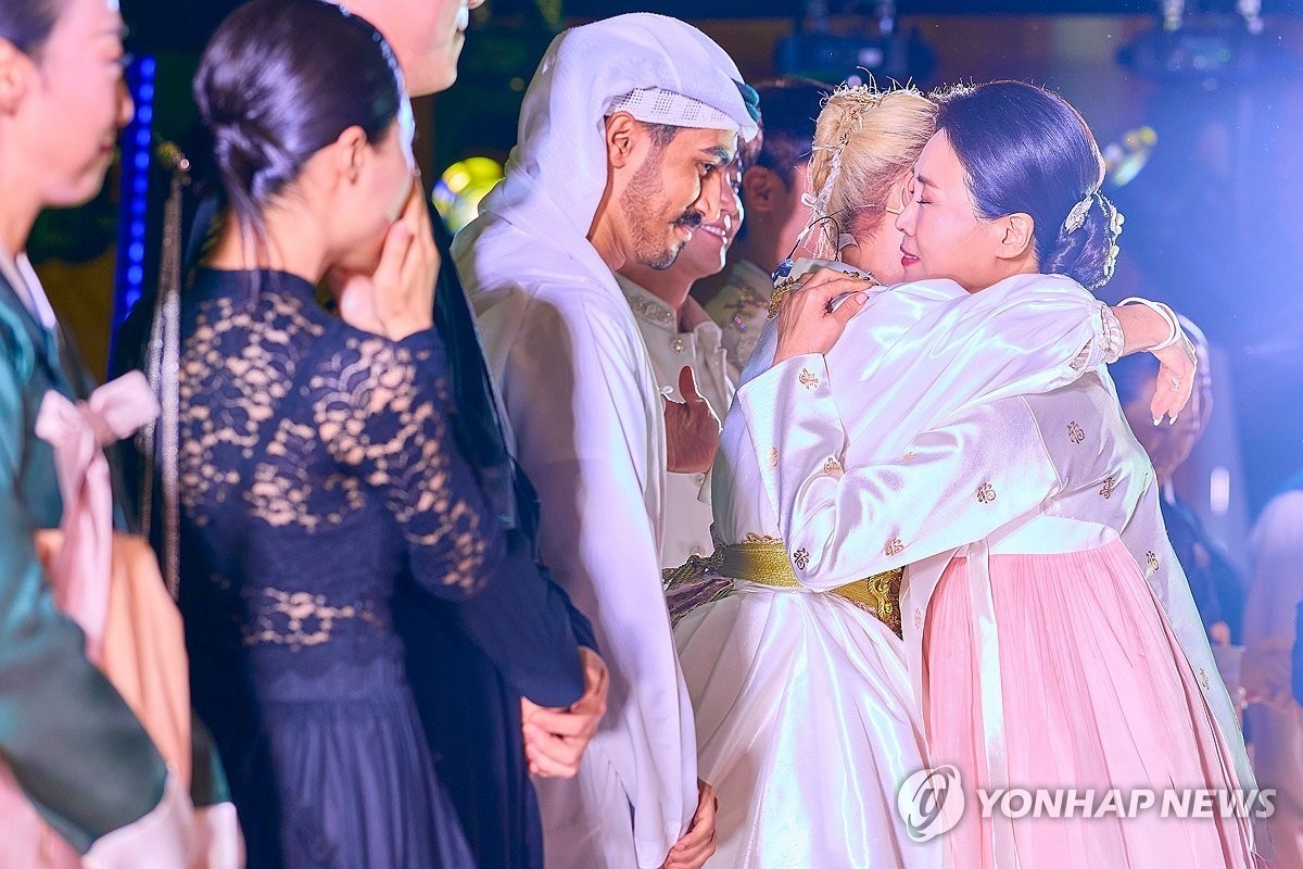 이재명 대통령과 함께 UAE를 국빈 방문 중인 김혜경 여사가 18일(현지시간) 아부다비 대통령궁에서 열린 한-UAE 문화교류 행사가 끝난 뒤 소프라노 조수미와 포옹하고 있는 모습 / 연합뉴스