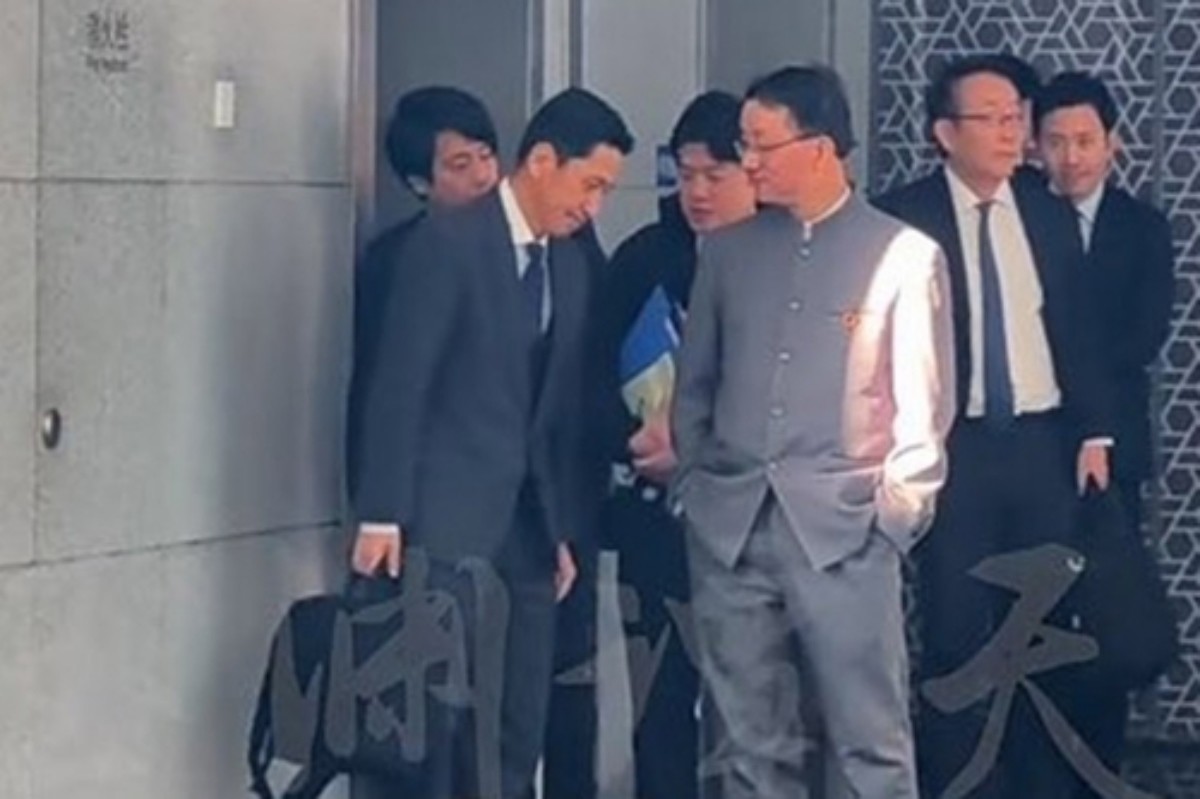 고개를 숙인 가나이 마사아키 일본 외무성 국장(좌), 주머니에 손을 넣은 류진쑹 중국 외교부 국장(우) / 연합뉴스