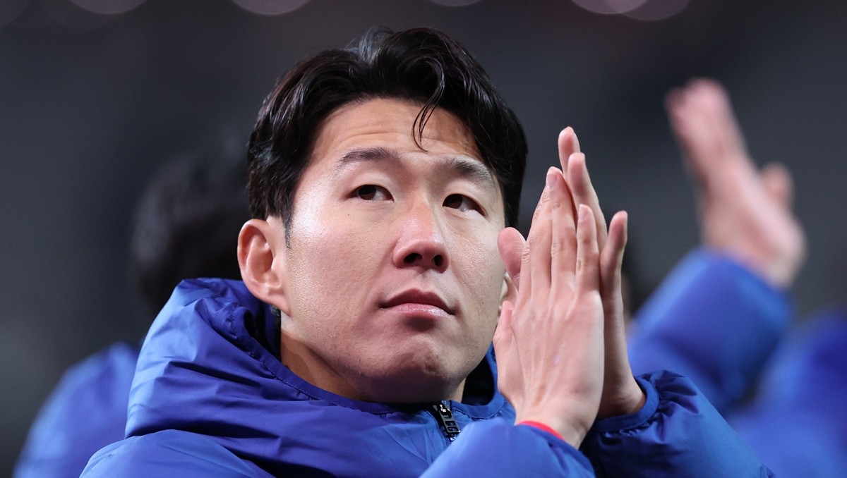 한국 축구대표팀 손흥민이 지난 18일 열린 가나전 직후 팬들에게 인사하고 있는 모습 / 뉴스1