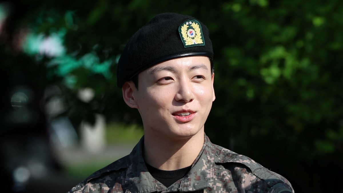 방탄소년단(BTS)의 정국이 지난 6월 11일 오전 경기도 연천군 연천공설운동장에서 전역 인사를 하고 있다. 정국은 지난 2023년 12월 입대해 경기도 연천에 위치한 육군 제5보병사단에서 약 1년 7개월간 병역의 의무를 성실히 수행했다. / 뉴스1