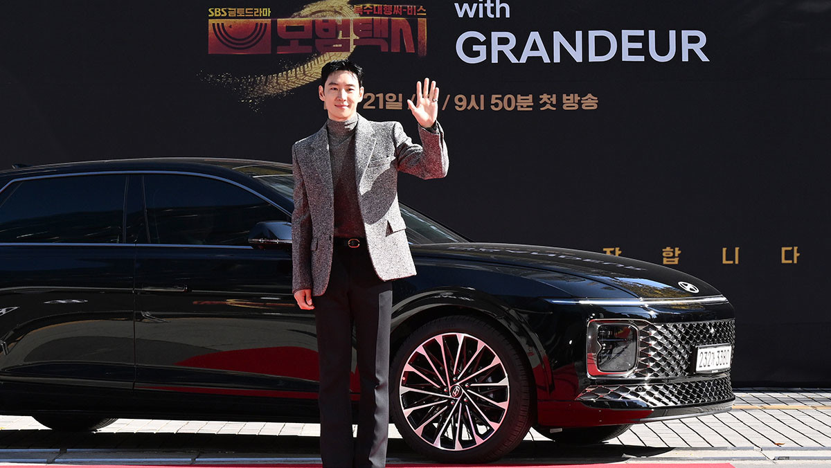 18일 SBS 목동 사옥에서 열린 모범택시3 제작발표회에 그랜저를 타고 등장한 배우 이제훈. / 현대자동차