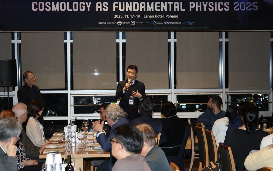 아시아태평양이론물리센터(APCTP)가 주관한 ‘2025 아태이론물리센터 국제컨퍼런스’가 지난 18일 포항 라한호텔에서 개최됐다. 사진은 이강덕 시장 발언 모습/이하 포항시