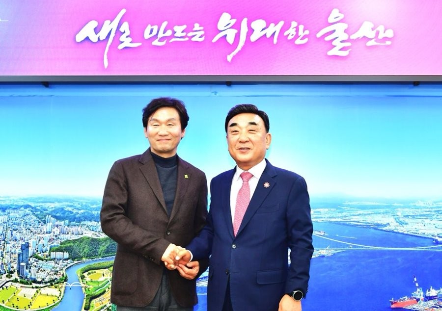 조현일 경산시장(왼쪽)이 지난 17일 김두겸 울산시장과 면담 후 기념촬영을 하고 있다.  / 경산시 제공