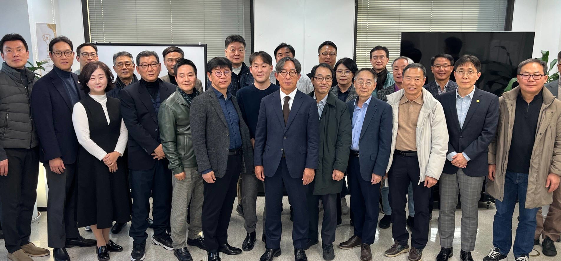 지난 18일 오후 3시 한국인터넷신문협회에서 열린 'AI 플랫폼이 만드는 새로운 시장 지도' 세미나의 참석자르이 단체사진을 촬영하고 있다. / 한국인터넷신문협회 제공