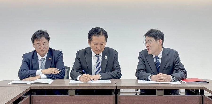 김정기 대구시장 권한대행(왼쪽부터 3번째)이 19일 대구를 방문한 더불어민주당 정청래 당대표(가운데)와 면담을 하고 있다. / 대구시 제공