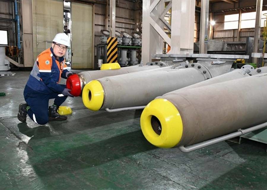 포항제철소 제선부 김수학 명장이 고로 송풍 지관 접합면 손상 방지 작업을 진행하고 있다./포스코