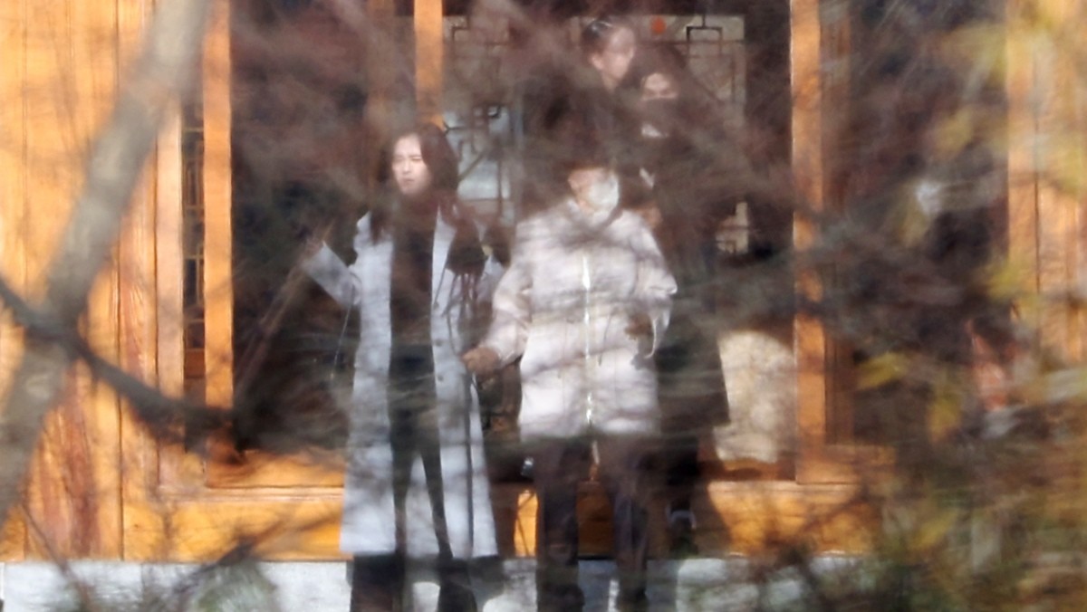 19일 오전 경기도 용인시 호암미술관 인근 선영에서 열린 호암 이병철 삼성 창업회장 38주기 추도식에 홍라희 삼성미술관 리움 명예관장, 이부진 호텔신라 사장, 이서현 삼성물산 사장이 참석해 있다. / 연합뉴스