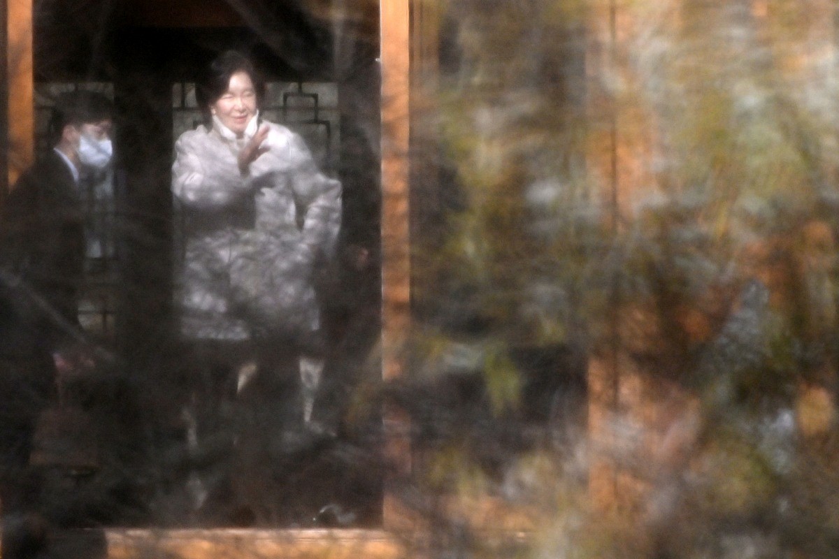 19일 오전 경기도 용인시 호암미술관 인근 선영에서 열린 호암 이병철 삼성 창업회장 38주기 추도식에 홍라희 삼성미술관 리움 명예관장이 참석해 있다. / 연합뉴스