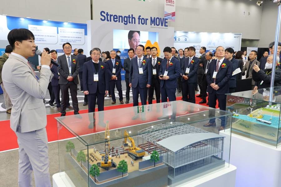 제8회 국제철강 및 비철금속산업전(Steel&Metal Korea 2025, SMK 2025)에서 내빈들의 현장 투어/이하 포항시