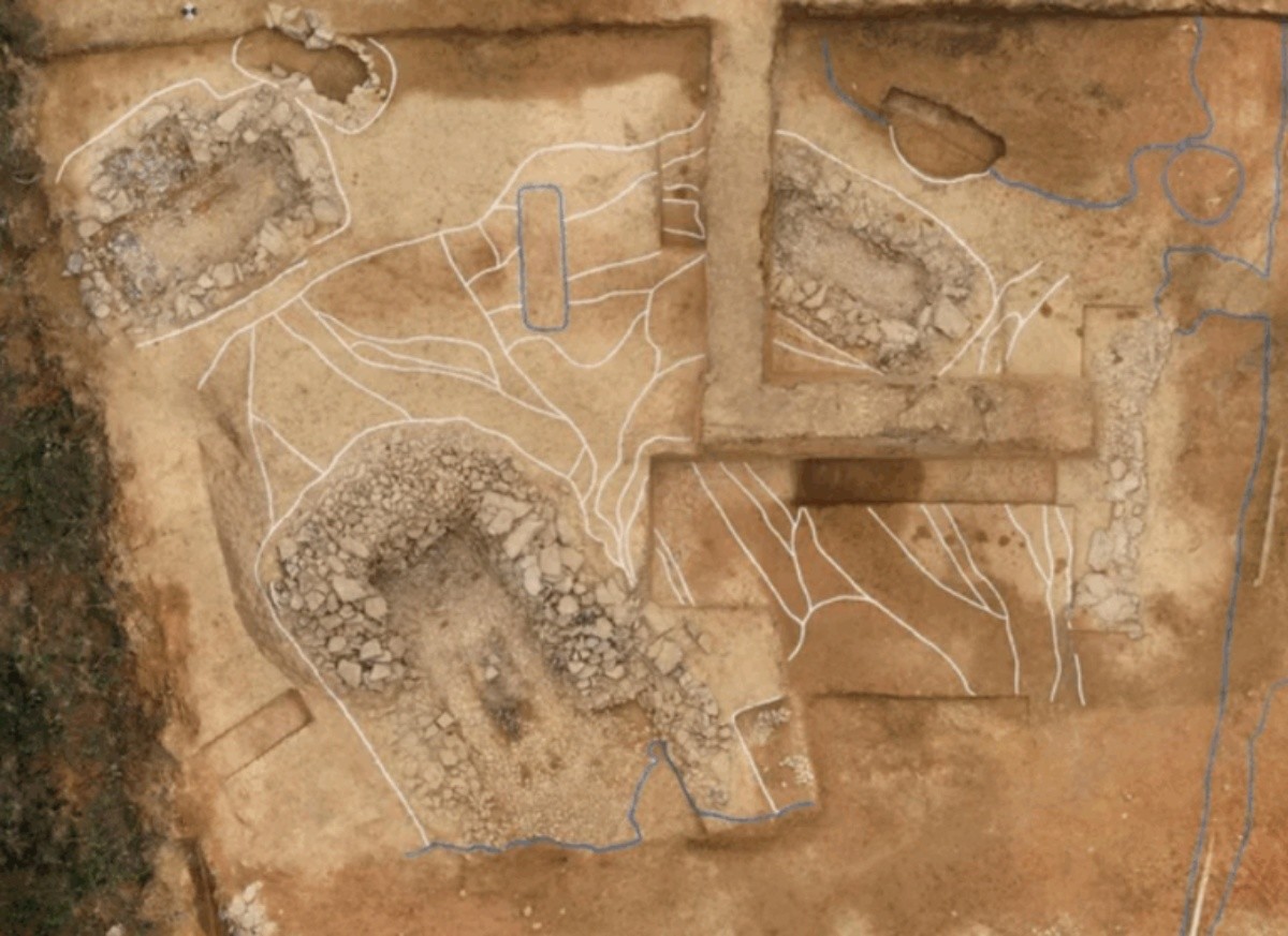 경북 영천시 완산동 고분군의 대형 돌무지덧널무덤인 봉토분 1호 / 영천시