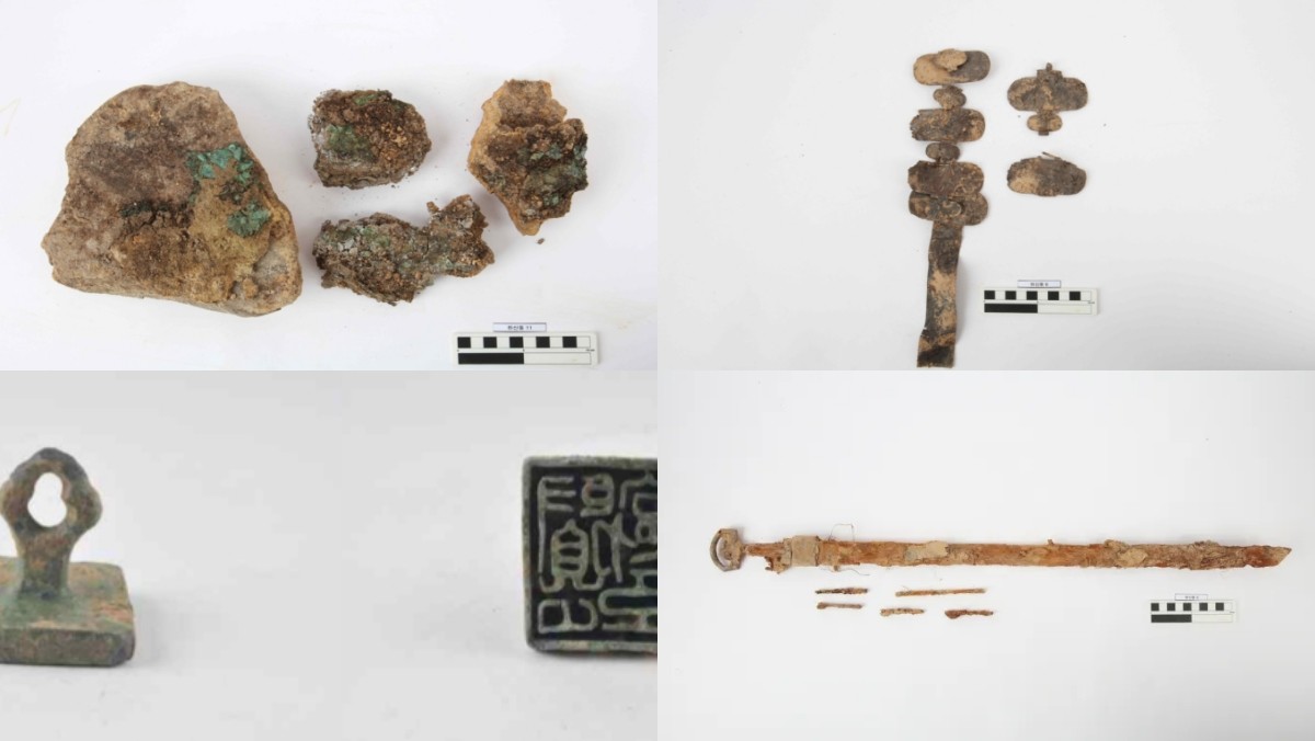 대형 돌무지덧널무덤에서 발견된 유물들 (시계 방향으로 금동관, 은제 과대요패(은제 허리띠 장신구), 은장 고리자루칼, 청동인장) / 국가유산청