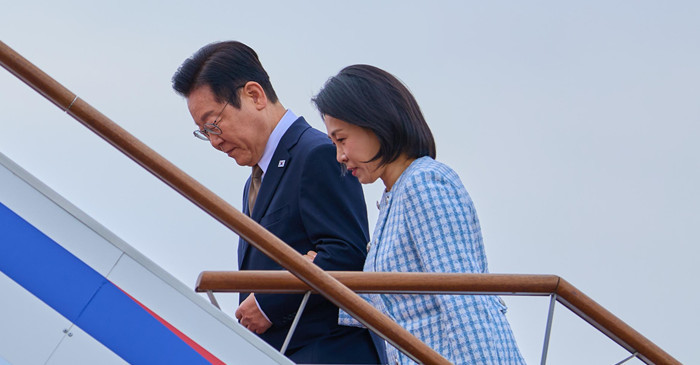 이재명 대통령과 김혜경 여사가 지난 17일 주요 20개국(G20) 정상회의 참석을 계기로 아프리카와 중동 등 4개국 순방을 위해 경기 성남 서울공항에서 공군1호기에 탑승하고 있다. / 뉴스1