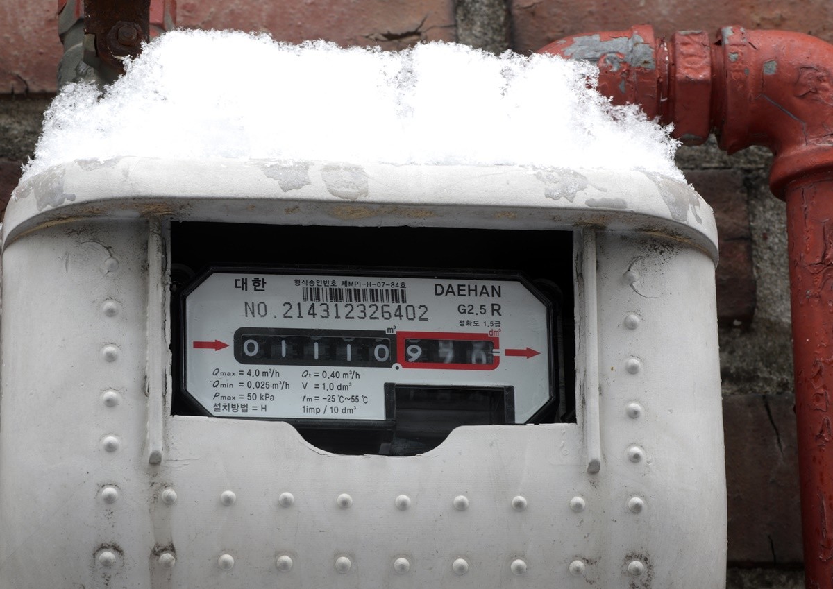한파에 빠르게 돌아가는 가스 계량기 자료 사진 / 뉴스1