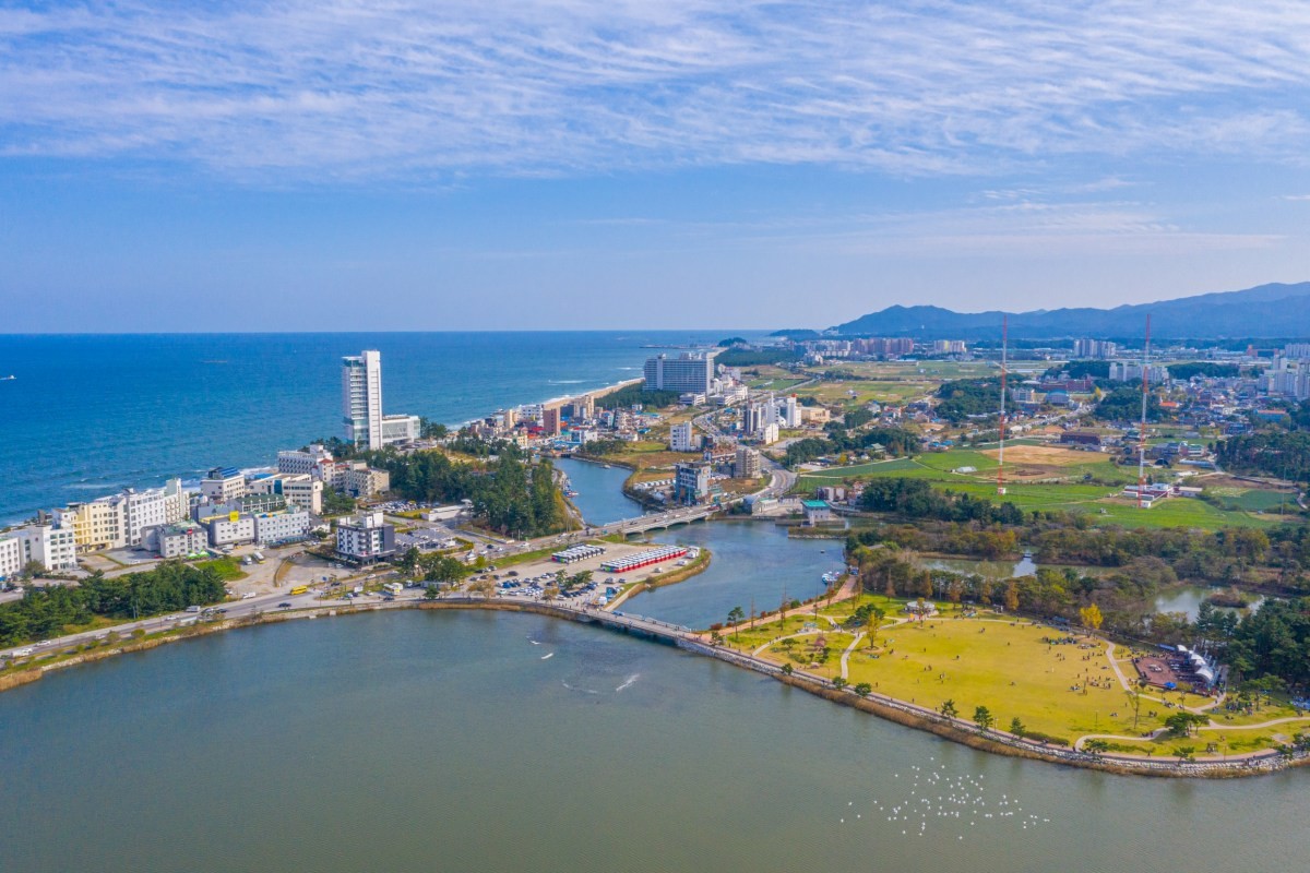 경포호수와 강릉 / trabantos-shutterstock.com