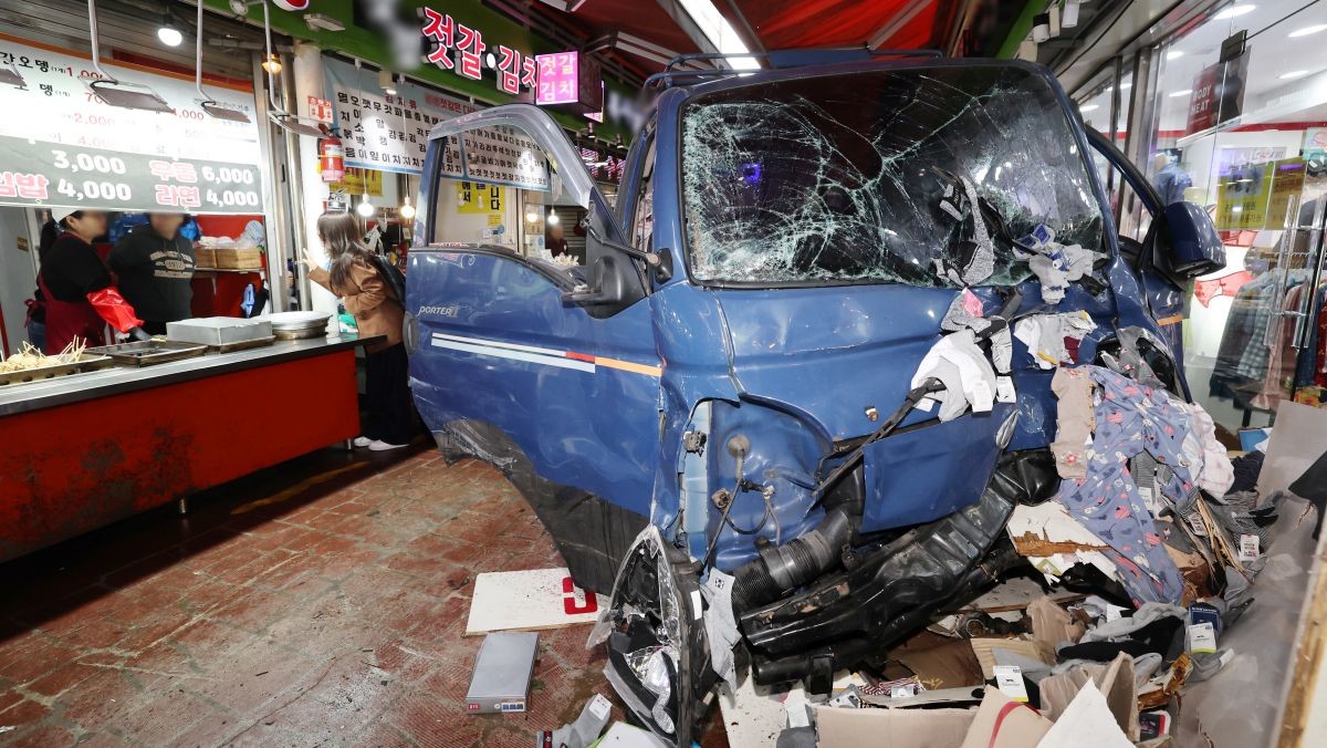 지난 13일 오전 10시 55분께 경기 부천시 오정구 원종동 제일시장에서 주행 중인 트럭이 상점 앞으로 돌진하는 사고가 났다.  / 연합뉴스