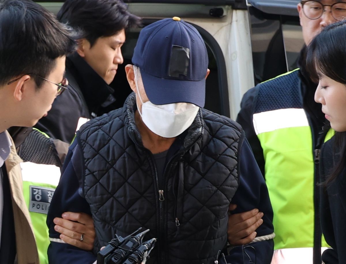 전통시장에서 돌진 사고를 내 2명을 숨지게 하고 19명을 다치게 한 60대 트럭 운전자가 지난 15일 오후 구속 전 피의자 심문(영장실질심사)이 열리는 인천지법에 들어서고 있다. / 연합뉴스