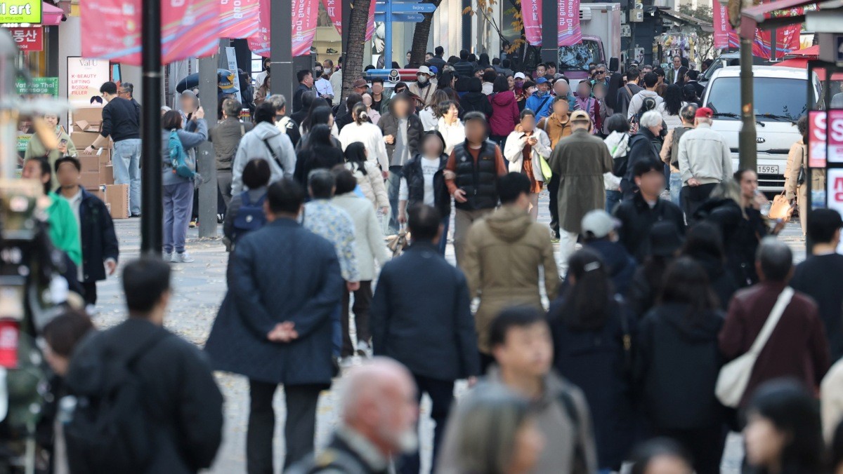 13일 서울 명동 거리가 외국인 관광객들로 붐비고 있다. / 뉴스1