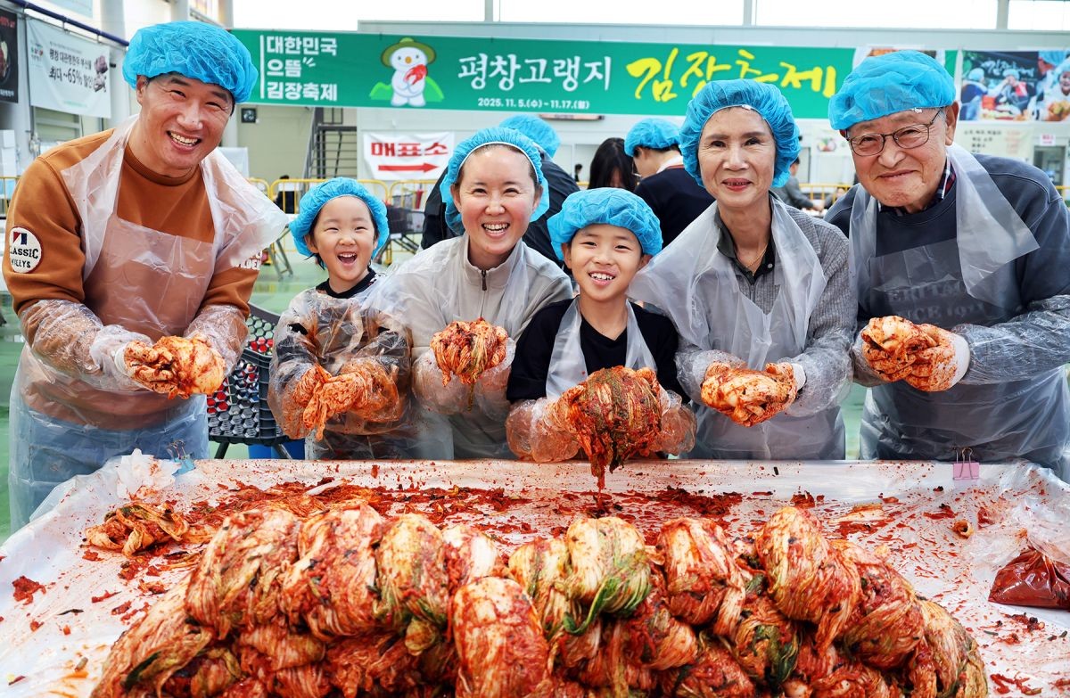 지난 14일 개막한 제8회 평창고랭지 김장축제를 방문한 젊은 대가족의 모습. / 평창군 제공-뉴스1