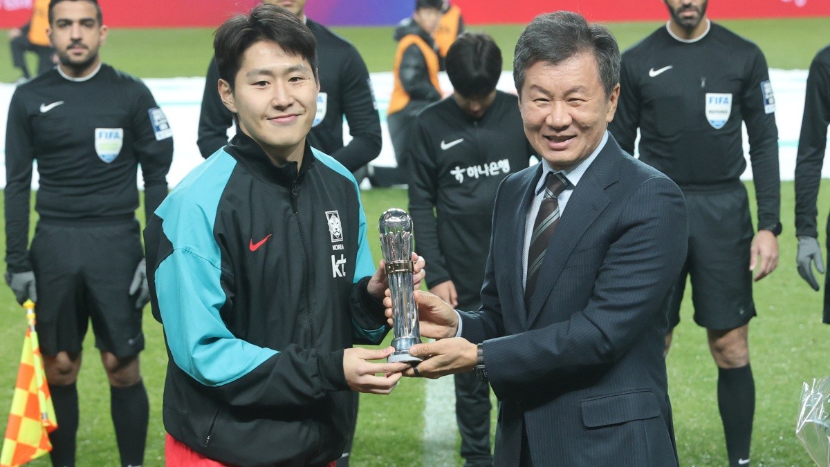 이강인이 정몽규 대한축구협회 회장에게 AFC 국제선수상을 수여받았다. / 연합뉴스
