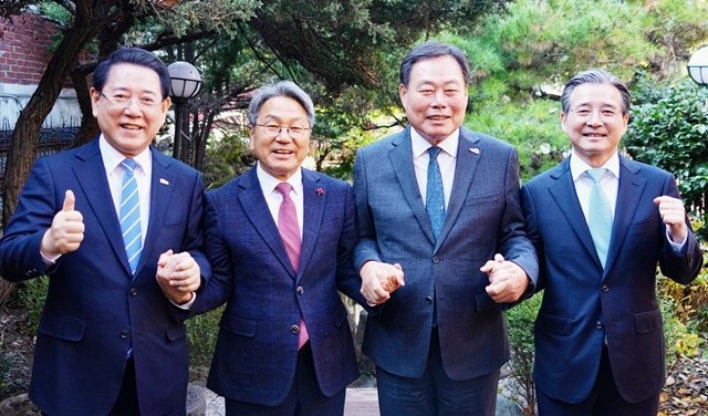 4자 사전협의에 참석한 김영록 전남지사, 강기정 광주시장, 김산 무안군수, 김용범 대통령실 정책실장(왼쪽부터)이 기념촬영을 하고 있다.