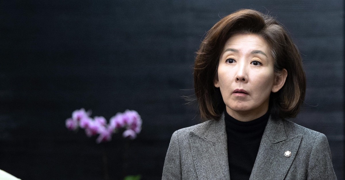 나경원 국민의힘 의원이 19일 서울 여의도의 한 식당으로 중진 오찬을 위해 발걸음을 옮기고 있다. / 뉴스1