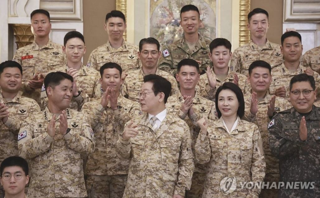 아크부대 장병들 만난 이재명 대통령 부부 / 연합뉴스