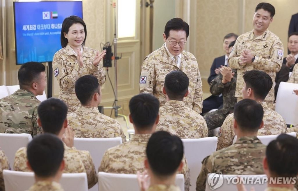 아크부대 장병들 만난 이재명 대통령 부부 / 연합뉴스