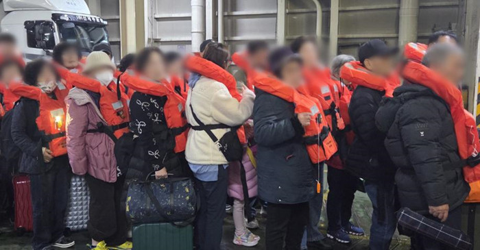 19일 오후 8시 17분쯤 전남 신안군 장산면 족도에서 좌초한 여객선 퀸제누비아2호에서 승객들이 구명조끼를 입고 하선 준비를 하고 있다. / 뉴스1