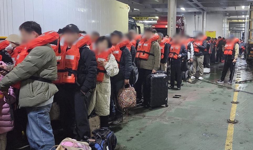 19일 오후 8시 17분쯤 전남 신안군 장산면 족도에서 좌초한 여객선 퀸제누비아2호에서 승객들이 구명조끼를 입고 하선 준비를 하고 있다. / 뉴스1