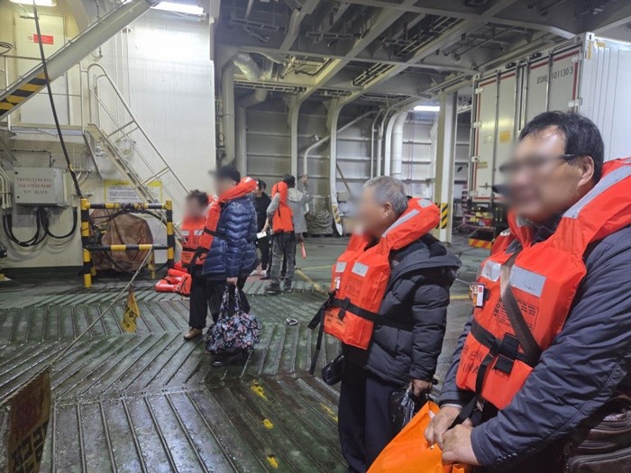 19일 오후 8시 17분쯤 전남 신안군 장산면 족도에서 좌초한 여객선 퀸제누비아2호에서 승객들이 구명조끼를 입고 하선 준비를 하고 있다. / 뉴스1