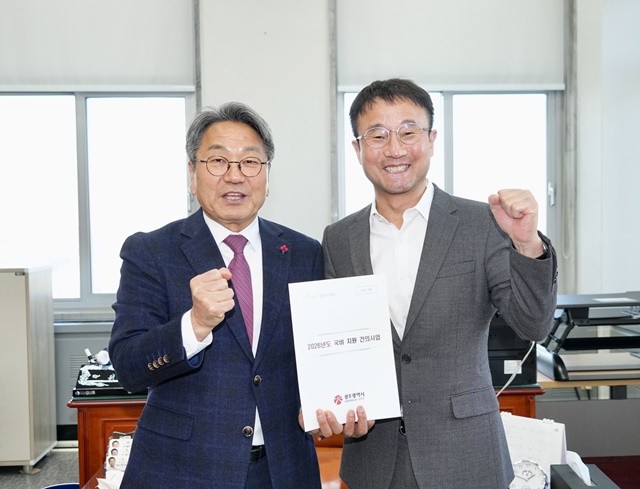 강기정 광주광역시장이 19일 국회를 방문해 한병도 예산결산위원장에게 '2026년도 광주시 핵심 국비 사업'의 필요성을 설명하고 내년도 예산에 추가 반영될 수 있도록 요청하고 있다. /광주광역시 제공