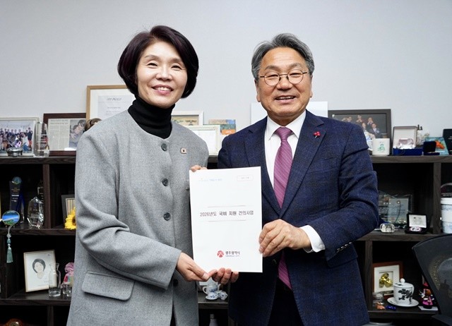 강기정 광주광역시장이 19일 국회를 방문해 한정애 민주당 정책위원회 의장에게 '2026년도 광주시 핵심 국비 사업'의 필요성을 설명하고 내년도 예산에 추가 반영될 수 있도록 요청하고 있다. /광주광역시 제공