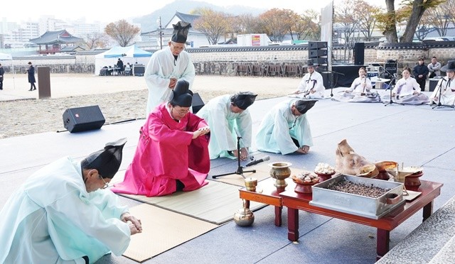 윤병태 시장이 140여 년 만에 진행하는 해체수리의 안전한 진행을 기원하며 전통 고유례를 진행하고 있다