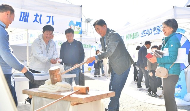 지난 15일 황룡면 팜파티 현장을 방문한 김한종 장성군수가 떡메치기 체험을 하고 있다. 장성군 제공