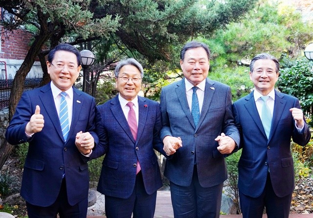 김영록 전라남도지사(왼쪽)가 19일 서울에서 광주 민간·군공항 통합이전 현안 논의와 관련, 김용범 대통령실 정책실잘(오른쪽), 강기정 광주광역시장(왼쪽 두 번째), 김산 무안군수와 간담회를 한 후 기념촬영을 하고 있다.