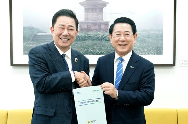 김영록 전라남도지사(오른쪽)가 19일 서울 국회에서 김병기 더불어민주당 원내대표와 면담을 갖고 2026년 국고 핵심사업 해결을 위한 건의 및 협조를 요청하고 있다.