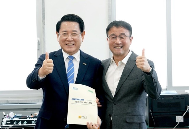 김영록 전라남도지사가 19일 서울 국회에서 한병도 국회 예산결산특별위원장과 면담을 갖고 2026년도 전남도 국고 핵심 사업 해결을 위한 건의 및 협조를 요청하고 있다.