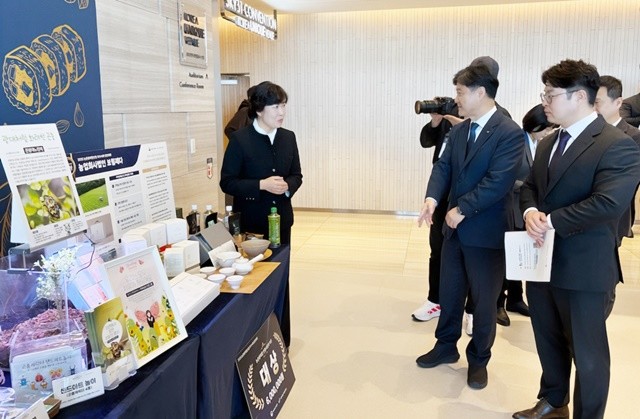 보림제다 서희주 대표가 생산제품을 설명하고 있다