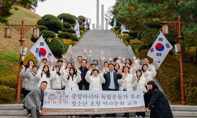이정선 광주시교육감이 19일 광주학생독립운동기념관에서 광주를 방문한 중앙아시아 거주 독립운동가 후손들과 함께 기념 사진을 촬영하고 있다. / 광주시교육청 제공
