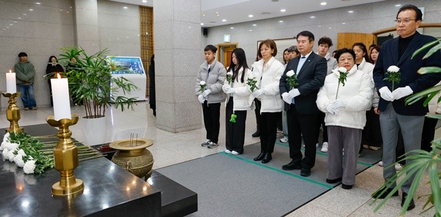 이정선 광주시교육감이 19일 광주학생독립운동기념관에서 광주를 방문한 중앙아시아 거주 독립운동가 후손들과 함께 헌화와 참배를 진행하고 있다. / 광주시교육청 제공