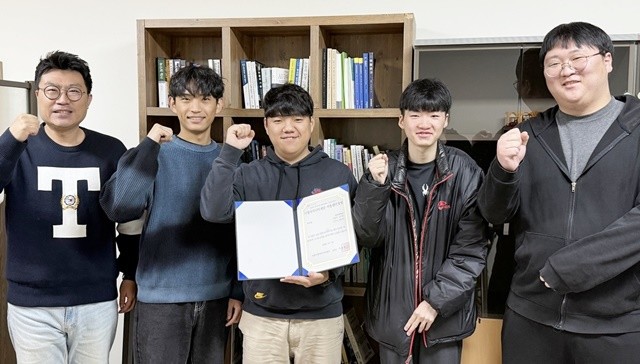 왼쪽부터 안준철 교수, 김우형, 이동혁, 안유비, 황건혁 학생