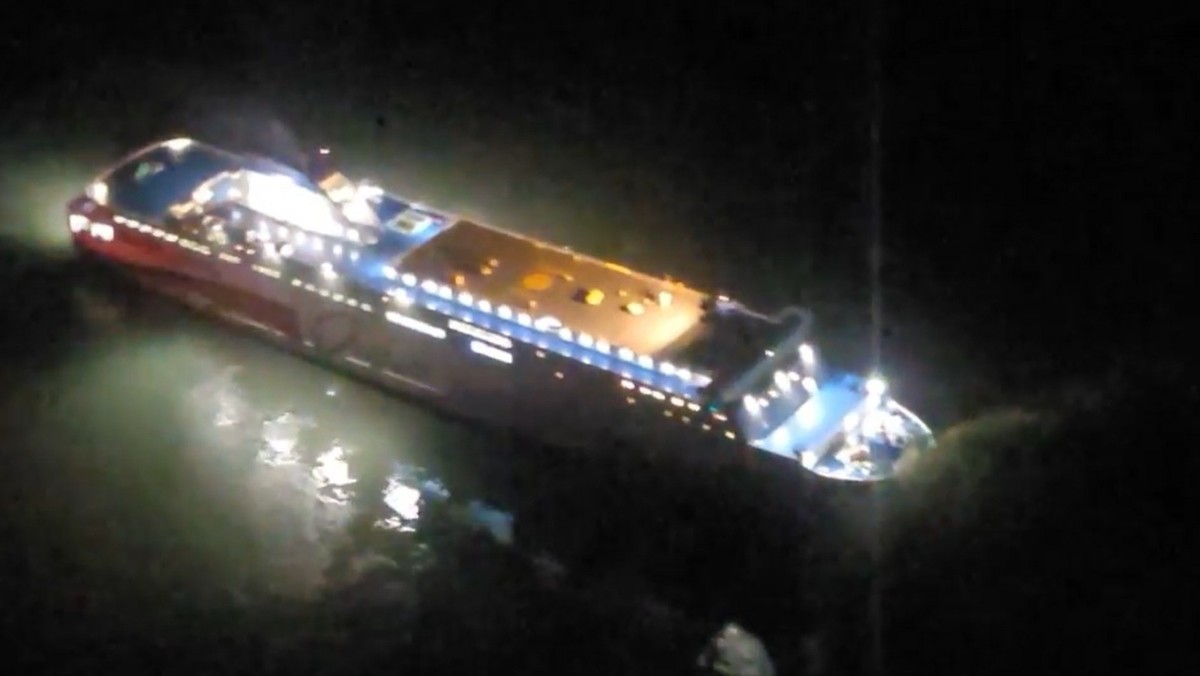 뱃머리가 섬에 올라탄 여객선. 지난 19일 오후 8시 16분쯤 전남 신안군 장산면 족도에 260여명이 탑승한 여객선이 좌초돼 해경이 구조 작업을 벌이고 있다. / 목포해경 제공. 뉴스1